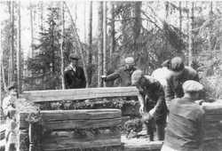 Metsästysseuran majan rakennustyömaa vuonna 1957. Rakentajina Toivo Pohjonen, Martti Salden, Eilo Blomroos, Erkki Hintta, Erkki Pohjola ja Reijo Pohjola.