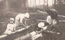 Perhe kiskoo pettua männystä 1917, jolloin Suomessa jouduttiin vielä monin paikoin turvautumaan hätäleipään.