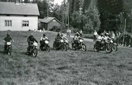 Motocross-kisan lähtö 1950 - 60 lukujen vaihteessa.
