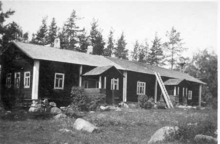 Salmijärven talo, joka palveli sotilasvirkatalona. Talon toisesta päädystä saatiin siirtämällä nykyinen Koskelan talo. Toinen pääty on edelleen paikallaan Salmijärven päärakennuksena.