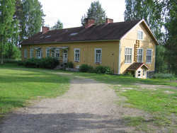 Hämepohjan koulu sijaitsee Hämepohjan lahden rannalla.