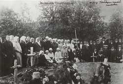 Omaisia vuonna 1918 Jämsän vanhalla hautausmaalla toverihaudalla eli vuonna 1918 teloitettujen haudalla. Kuva on julkaistu kirjassa "Kärsimyksen teiltä" v. 1928. 