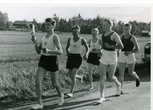 Olympiasoihtu Jämsästa Halliin, kantajana Olavi Niemi 1952, kuvaaja tuntematon, Anna Salosen kuvakokoelma