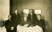 Jämsän maatilatoimikunta 1926  pj.Rasinmäki,Eemil Hassi,Eemil Isännäinen,Otto Sorri ja karjakko Anni Siitari,Anna Salosen kuvako