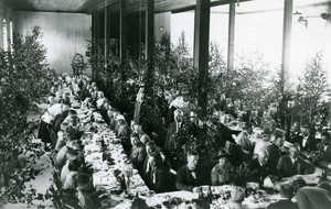 Rautatieretkikunta Turenki-Jämsä-Jyväskylä-Haapajärvi v.1925päivällisellä Jmsk teht.paperisalissa, ASalosen kuvakok.Arvi Sieväne