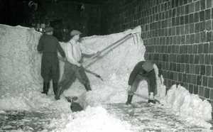 Shovelling pulp by hand in the pulp container in 1952. From the left: Uuno Järvinen, Pauli Tähtinen, Eino Sakslin.