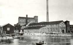The first pulp mill in Jämsänkoski was destroyed by fire in 1896. Building of the new factory started immediately. The pulp mill in 1905.
