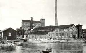 The first pulp mill in Jämsänkoski was destroyed by fire in 1896. Building of the new factory started immediately. The pulp mill in 1905.