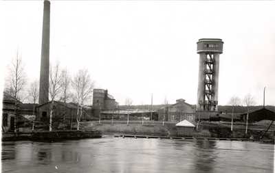 Pulp mill buildings in 1927. Acid tower on right, power station with chimney on left.