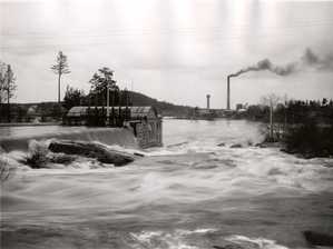 Spring flood waters at Rekolankoski power station in 1927.