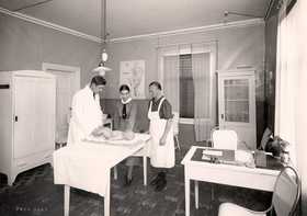 Consultation at the Mannerheim League for Child Welfare Jämsänkoski clinic in 1938. Photo: Foto Roos.