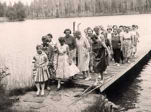 Mothers’ holiday camp participants arriving at Haukilahti school in 1960.