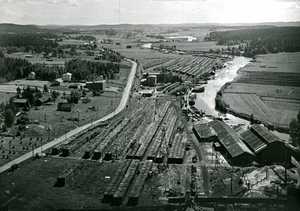 The south side of Jämsänkoski mill. Pulp store and storage area by the river. The many loading jetties reached way down to the lower course. Photo from 1946.