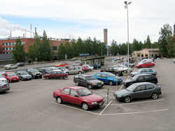 Työntekijöiden autoja tehtaan parkkipaikalla 2006