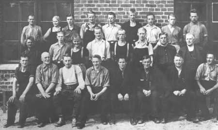 1930-luvulla työntekijöistä otettiin ryhmäkuvat, kuvassa paperitehtaan 1-vuoro