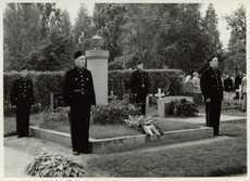 VPK pystytti vuonna 1936 muistomerkin selluloosatehtaan palon uhrien Emil Anttilan ja Viljo Kantolan muistoksi. Kuva vuodelta 1954.