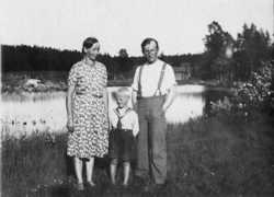 Olga, Mikko ja Kalle Hakala tekolammella