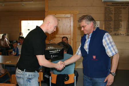 Hiihdossa 17-vuotiaiden SM-kultaa voittanut Miska Sinisalo saa onnittelut Jämsänkosken liikuntatoimiston Aimo Mäkiseltä.
