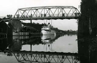 Jyväskylä-laiva Seppolan sillalla. 1930-luku. Kilpailu oli jo ohi ja liikennettä hallitsivat jyväskyläläiset.