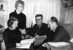 Rehtori Vuokko Nurminen (toinen vasemmalta) 1964