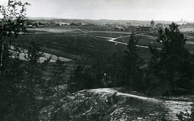 Näkymä Hiidenmäeltä yhteiskoululle ja keskustaan päin v. 1921