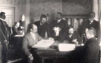 Factory office staff in 1905. At the table Heikki Solin, AlfredHartman, A. J. Brax, Jakob Solin, Gustav Österberg and K.G.Hilden. PhotoAtelier Nyblin Ab.