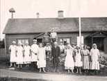   Rekola farm workers in 1938. Farm bailiff Väinö Nikkilä in front. Photo: Foto Roos.