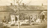 Tuntematon,  (c) Kari Savo,  Savon vanha päärakennus (takana) purettiin, kun uusi jugend-tyylinen päärakennus valmistui vuonna 1917. Kuvassa uuden päärakennuksen kivijalka on tekeillä.