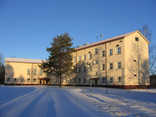 Kristiina Kokko,   Länkipohjan koulu on tyypillinen selkeälinjainen 1950-luvun kivikoulu.
