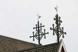Seppo J. J. Sirkka,  (c) Eastpress Oy,  Kuoreveden kirkon kirkonkukko tuuliviirinä. Symbolissa on nähtävissä myös risti.