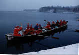   Aatonaattona 2000 Aki tempaisi kyydittämällä joulupukkia kirkkoveneellä jokea pitkin keskustasta Hulkkiolle glögille. Kuva Alhon