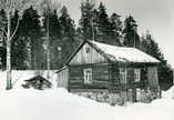 Tuntematon,  (c) Museo24, Pauli Nevalaisen kokoelma,  Cottage of ’Pancake Maija’ in Vangonmäki in Jämsänkoski, 1950s.