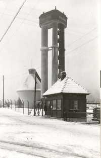 The factory site was fenced off in 1932. The gate house, acid towers and sulphur silo in 1932.