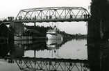  Meijerin ranta ja Seppolan silta 1920-luvun alussa. Joki oli tärkeä liikenneväylä meijerille jolla oli oma laituri ja rantamakasiineja.