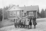   Haaviston yläkoululaiset 1940-luvun alussa. Opettaja Hilja Sipilä takana vasemmalla.